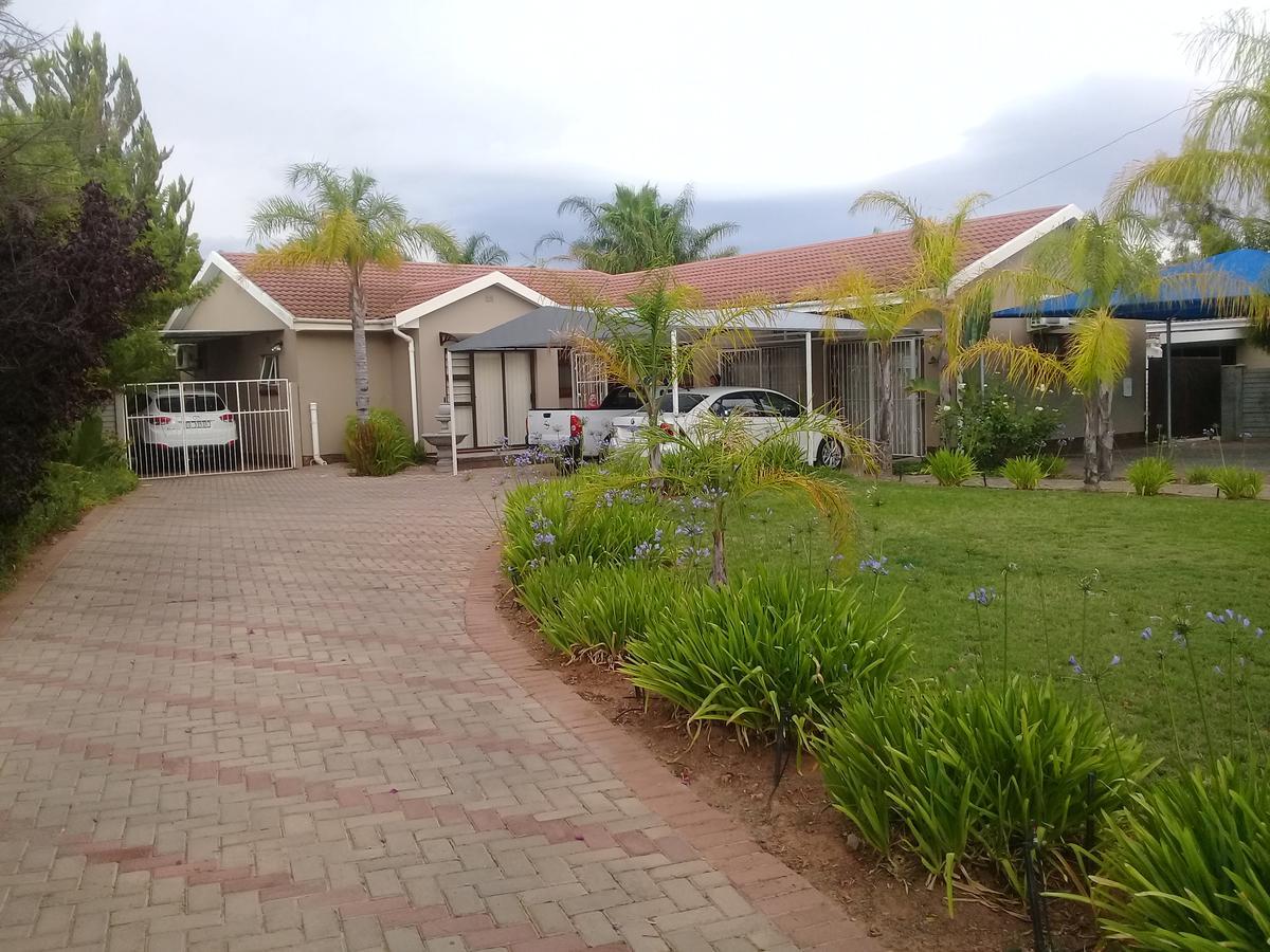 Oppi Draai Guesthouse Oudtshoorn Exterior photo